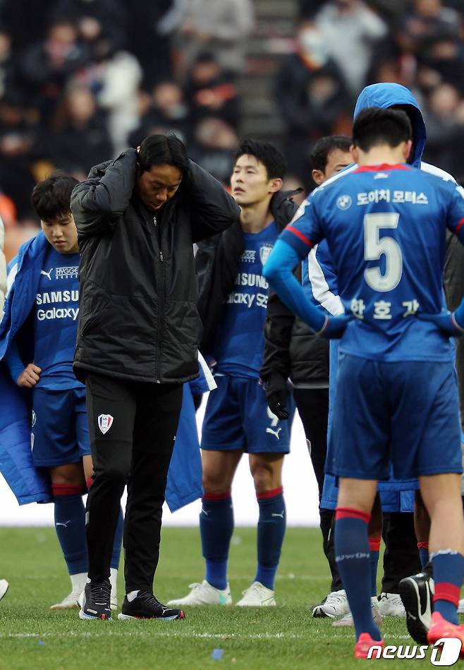 염기훈 수원삼성 감독대행이 2일 오후 경기도 수원시 팔달구 수원월드컵경기장에서 열린 2023 하나원큐 K리그1 38라운드 수원삼성과 강원FC의 경기에서 0대0으로 비기며 2부리그 강등이 확정되자 그라운드로 나와 참담해 하고 있다. 2023.12.2/뉴스1 ⓒ News1 박정호 기자