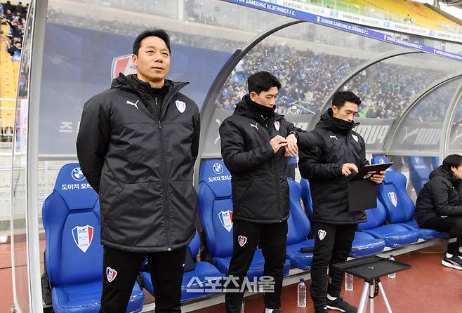 수원 삼성 염기훈 감독대행이 2일 수원월드컵경기장에서 열린 2023 하나원큐 K리그1 강원FC와 경기에 앞서 그라운드를 바라보고 있다. 2023. 12. 2. 수원 | 박진업기자 upandup@sportsseoul.com