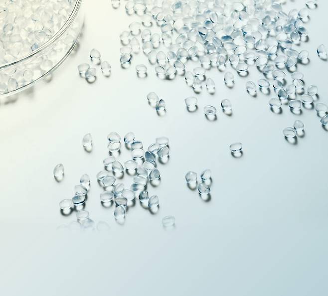 태양광 패널 핵심 소재인 POE(폴리올레핀 엘라스토머)의 모습. 전 세계에서 이를 개발·양산할 수 있는 기업은 LG화학을 비롯해 미국 다우케미칼과 엑손모빌, 일본 미쓰이, 사우디 사빅과 합작한 국내 SK지오센트릭 등 정도에 불과하다. 자료=LG화학