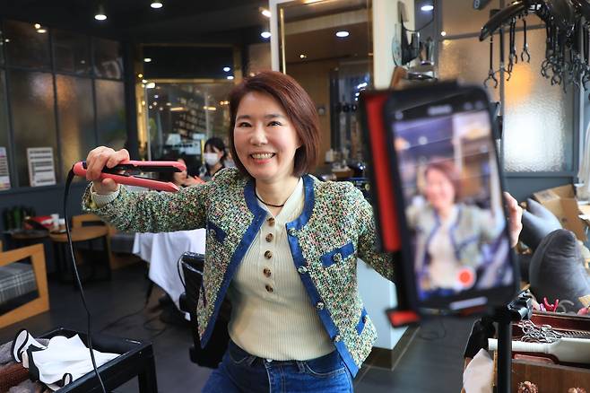 지난달 17일 오후 서울 강동구 한 미용실에서 숏폼으로 활동 중인 미용사 서은아씨가 본지와 인터뷰를 갖고 있다. / 장련성 기자