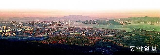 드론으로 촬영한 광양시 광양만 일대. 정유재란 당시 최후의 격전지였던 이곳은 광양시와 여수시를 잇는 이순신대교(가운데)가 당시를 기념하듯 웅장하게 서 있다.