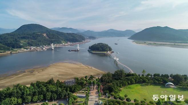 ‘별헤는 다리’(왼쪽)와 ‘해맞이다리’(오른쪽)로 연결된 배알도(가운데)는 정원으로 꾸며져 놀멍, 물멍 명소로 인기를 끈다.