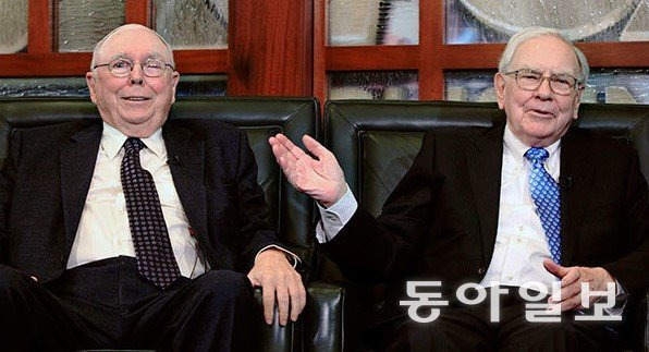 박학다식했던 멍거는 아마추어 건축가이기도 했다. 그는 미시간 대학과 스탠퍼드대, 하버드 로스쿨에 수억 달러를 기부하면서 자신이 건물 설계에 관여하는 것을 조건으로 달곤 했다. 2021년 그가 산타바바라 캘리포니아 대학에 2억 달러를 기부하면서 설계한 기숙사는 엄청난 비판을 받았는데, 대부분 방에 창문이 아예 없기 때문이었다. 결국이 ‘멍거홀’ 설립 계획은 논란 끝에 중단됐다. 동아일보DB