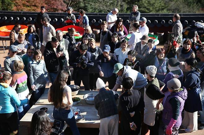 정관 스님이 김치 바르는 시범을 보이고 있다. 박미향 기자
