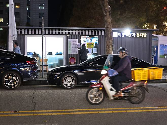 배달노동자, 대리기사 등 이동노동자의 쉼터인 경기도 고양시 장항동 컨테이너하우스 ‘휴다방’으로 2023년 11월17일 한 대리기사가 들어가고 있다.