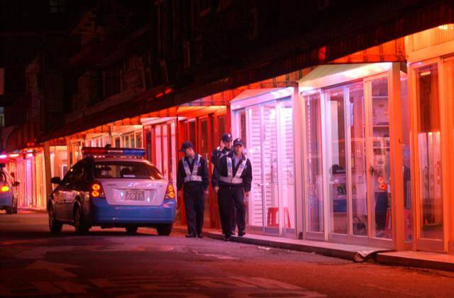 2004년 성매매 업소가 즐비한 청량리 성매매 집결지에 경찰차와 단속 인원들이 서 있다. 한국일보 자료사진