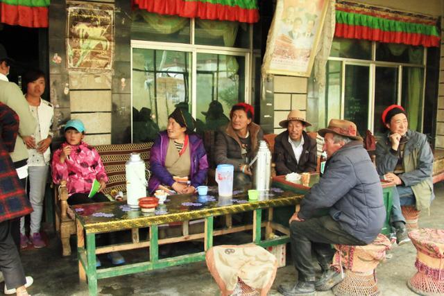 티베트 한 민가에서 친척과 주민이 모여 쑤여우차를 마시고 있다. ⓒ최종명