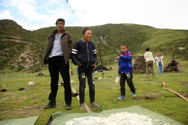 티베트 초원에서 살아가는 유목민. 아버지와 두 아들. ⓒ최종명