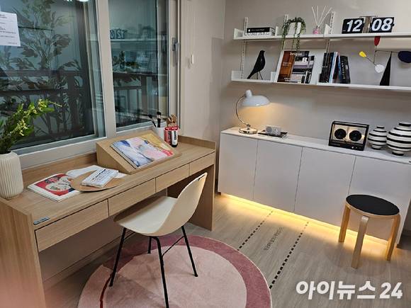 '소사역 롯데캐슬 더 뉴엘' 견본주택 전용 84㎡B 타입에 조성된 스터디룸. [사진=안다솜 기자]