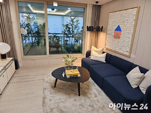 '소사역 롯데캐슬 더 뉴엘' 견본주택 전용 59㎡ 타입의 거실. [사진=안다솜 기자]