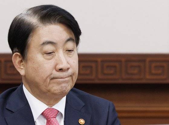 이동관 방송통신위원회 위원장이 '노란봉투법'과 방송3법에 대한 재의요구안 등을 처리하기 위해 1일 오전 서울 종로구 정부서울청사에서 열린 임시 국무회의에 참석해 한덕수 국무총리의 국회 탄핵안 발의 관련 발언을 굳은 표정으로 듣고 있다. 국회에서 탄핵안 처리를 앞둔 이 위원장의 방통위원장직 사의 소식은 국무회의 직후 알려졌다. 연합뉴스