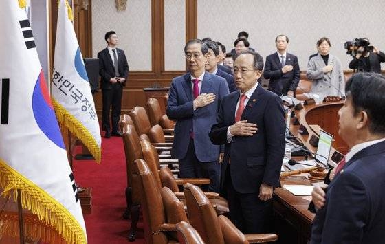 한덕수 국무총리를 비롯한 국무위원들이 1일 노란봉투법과 방송3법에 대한 재의요구안 등을 처리하기 위해 정부서울청사에서 열린 임시국무회의에 참석해 국기에 경례하고 있다. 연합뉴스