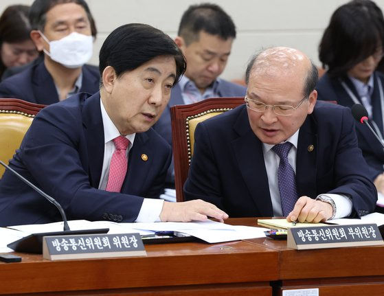 이동관 방송통신위원장과 이상인 방송통신위원회 부위원장이 지난달 1일 오후 서울 여의도 국회에서 열린 과학기술정보방송통신위원회 전체회의에서 대화를 하고 있다. 뉴스1