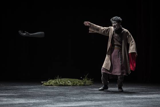 연극 '조씨고아, 복수의 씨앗' 공연 모습. [사진 국립극단]