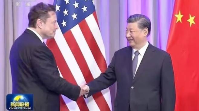 지난달 15일 미국 샌프란시스코에서 개막한 아시아태평양경제협력체(APEC) 정상회의를 계기로 열린 '중국 고위급 지도자 행사'에 참석한 일론 머스크 테슬라 최고경영자(CEO)가 시진핑 중국 국가주석과 악수하고 있다. /CCTV