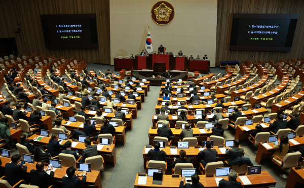 더불어민주당이 발의한 손준성 검사장과 이정섭 차장검사의 탄핵소추안이 1일 국회 본회의에서 처리되고 있다. 국민의힘이 불참한 가운데 민주당을 비롯한 야당 의원들이 단독으로 탄핵안을 가결시켰다. 연합뉴스