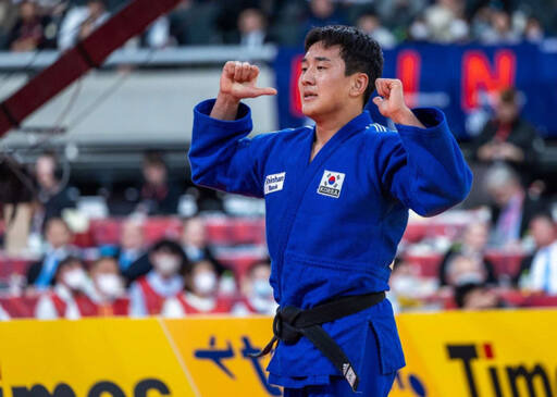 2023 국제유도연맹(IJF) 도쿄 그랜드슬램 남자 81㎏급 결승전에서 마티아스 카세(벨기에)를 꺾은 이준환이 기뻐하고 있다.IJF 제공