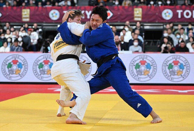 2023 국제유도연맹(IJF) 도쿄 그랜드슬램 남자 81㎏급 결승전에서 이준환이 마티아스 카세(벨기에)에 안뒤축걸기를 시도하고 있다.IJF 제공