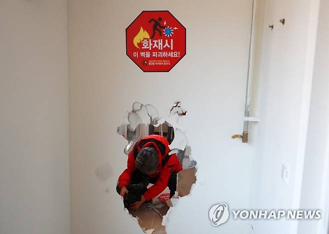 아파트에 설치된 경량 칸막이 (연합뉴스)