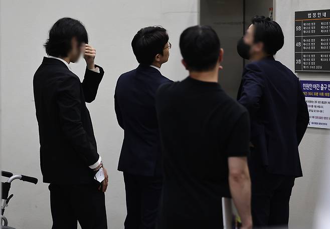 지난 7월 온라인 커뮤니티 디시인사이드의 우울증갤러리를 고리로 만나 특정 지역에서 함께 생활하며 미성년자 대상 범죄를 저질렀다는 의혹을 받는 이른바 ‘신대방팸’ 멤버 2명(왼쪽 박모씨, 맨오른쪽 김모씨)이 5일 오전 서초구 서울중앙지법에서 열리는 영장실질심사에 출석하고 있다. [자료=연합뉴스]