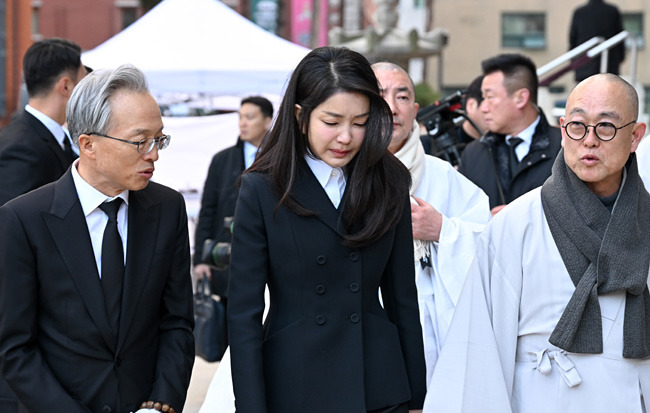 윤석열 대통령 부인 김건희 여사가 2일 서울 종로구 조계사에 마련된 대한불교 조계종 전 총무원장 자승 스님 분향소를 찾아 조문을 마친 뒤 차담회장으로 이동하고 있다. 대통령실 제공