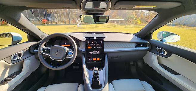 폴스타 2 업그레이드 1열 모습. 김성우 기자