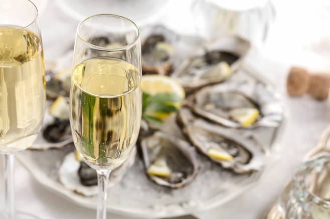 굴과 잘 어울리는 화이트와인 [123RF]