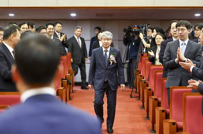 이종석 신임 헌법재판소장(가운데)이 1일 오후 서울 종로구 헌법재판소에서 열린 취임식에 참석하고 있다. [연합]