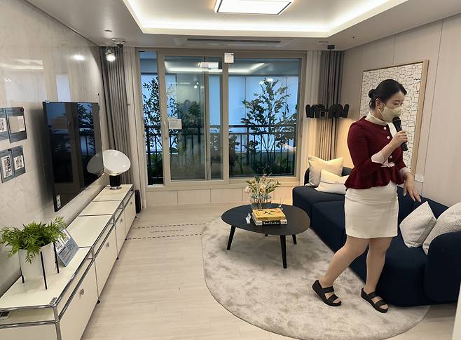 1일 방문한‘소사역 롯데캐슬 더 뉴엘’ 견본주택 전용 59㎡ 유니트(주택 내부 견본). [사진=박로명 기자]