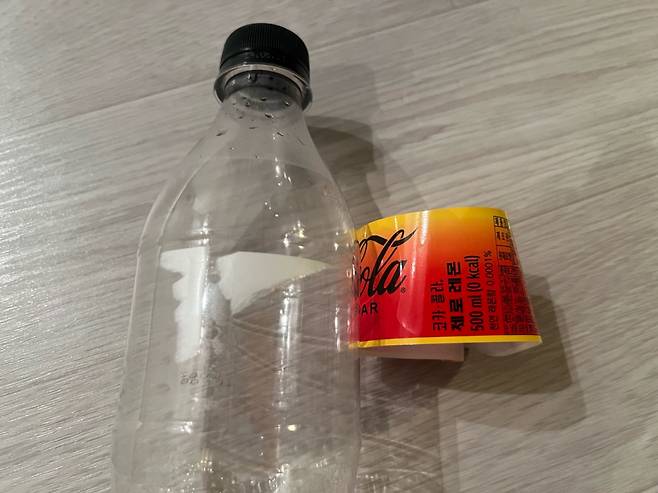 라벨을 떼어도 접착제와 라벨 조각이 남아 있는 페트병. 주소현 기자