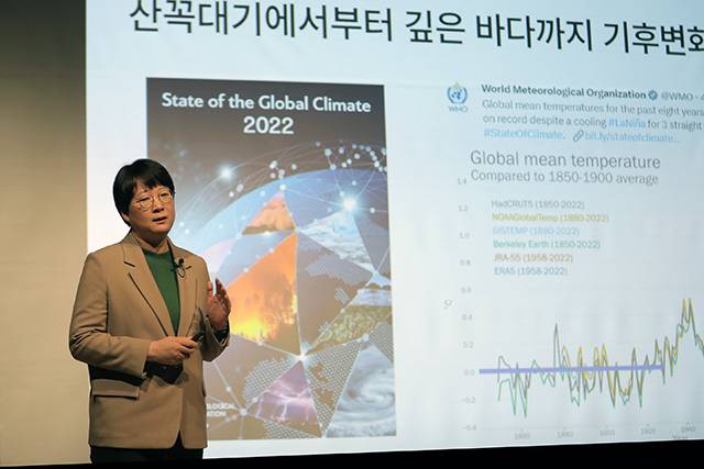 ▲이유진 녹색전환연구소 소장이 지난달 14일 경기 판교 스타트업캠퍼스에서 프레시안과 경기환경에너지진흥원이 주최한 '2023 경기탄소중립포럼'에서 발표하고 있다. ⓒ프레시안