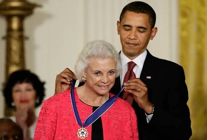 2006년 퇴임한 샌드라 데이 오코너(왼쪽) 전 미국 연방대법관이 2009년 백악관에서 버락 오바마 당시 대통령으로부터&nbsp;‘대통령 자유의 메달’ 훈장을 받고 있다. AP연합뉴스