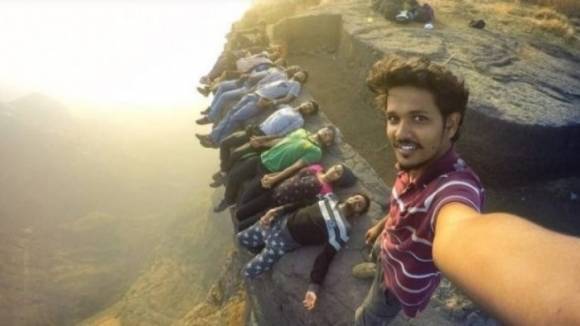 셀카를 찍다 사고를 당하는 ‘셀카의 비극’이 끊이지 않고 있다(위 기사와 직접 관련 없음). Radio Canada International 홈페이지 캡처