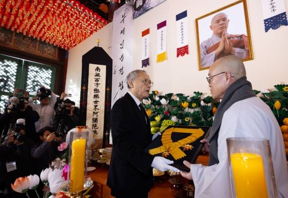 자승 스님 영단에 훈장 추서하는 유인촌 장관 - 유인촌 문화체육관광부 장관이 2일 서울 종로구 조계사 대웅전에 마련된 전 조계종 총무원장 고(故) 자승스님 분향소에 정부 국민훈장 무궁화장을 추서하고 있다. 오른쪽은 대한불교조계종 제2교구본사교구장인 용주사 주지 성효 스님. 2023.12.2 연합뉴스