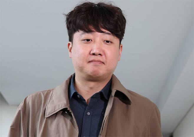 총선을 반년 앞두고 이준석 전 국민의힘 대표의 거취가 초미의 관심사로 떠올랐다. 사진은 11월 1일 서울 종로구에 위치한 김종인 전 국민의힘 비상대책위원장 사무실로 향하고 있는 이 전 대표. [뉴시스]