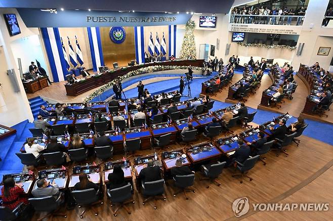 대통령 휴직 신청안 처리 위해 모인 엘살바도르 국회 (산살바도르 AFP=연합뉴스) 지난달 30일(현지시간) 엘살바도르 수도 산살바도르에 있는 국회 본회의장에서 의원들이 대통령 휴직 신청안 처리를 위해 임시 본회의를 진행하고 있다. 2023.12.1