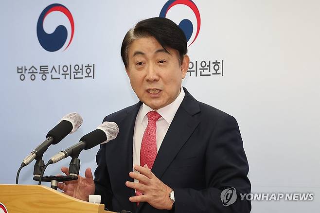 사퇴의 변 밝히는 이동관 방통위원장 (과천=연합뉴스) 김주성 기자 = 국회의 탄핵안 처리를 앞두고 사퇴한 이동관 방송통신위원장이 1일 오후 정부과천청사 내 방송통신위원회에서 사퇴 기자회견을 하고 있다. 
    이날 윤석열 대통령은 이 위원장의 사의를 수용해 면직안을 재가했다. 2023.12.1 utzza@yna.co.kr