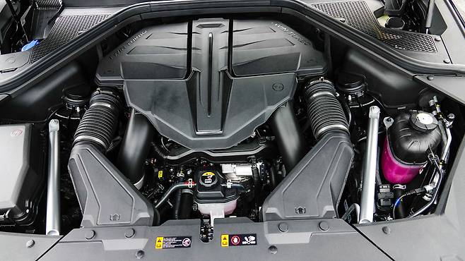 기존 두 개의 파워트레인 2.5 터보와 3.5 터보에, 쿠페 전용으로 415마력짜리 3.5 터보 48V 일렉트릭 슈퍼차저를 추가했다. 사진은 제네시스 GV80 쿠페 3.5 터보. ⓒautodiary