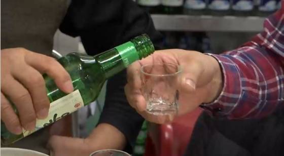 유튜브 등은 연령제한 없이 음주 방송을 노출하고 있다. 시잔은 기사와 무관한 자료사진. 〈사진=JTBC 화면캡처〉