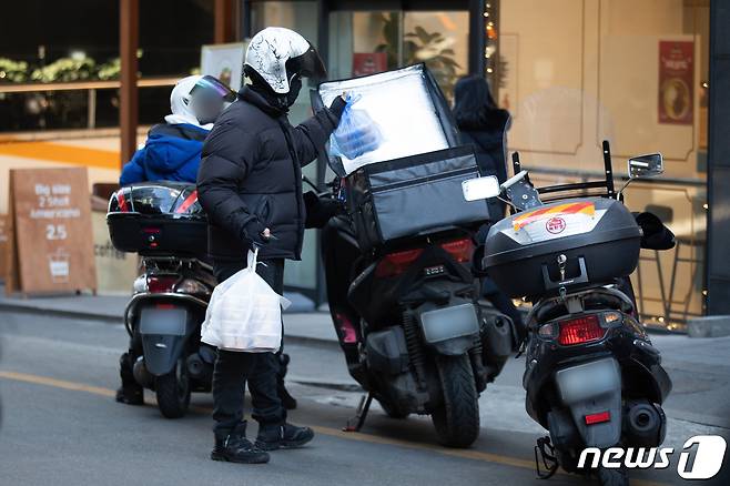 서울 시내에서 한 배달기사가 음식을 배달하고 있다. 2022.1.6/뉴스1 ⓒ News1 유승관 기자