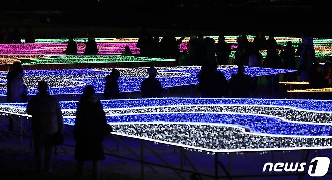 3일 오후 부산 해운대해수욕장에서 시민들이 해운대 빛축제를 관람하고 있다. 해운대 빛축제는 '희망, 빛으로 다시 한번'을 주제로 내년 1월31일까지 열린다. 2023.12.3/뉴스1 ⓒ News1 윤일지 기자