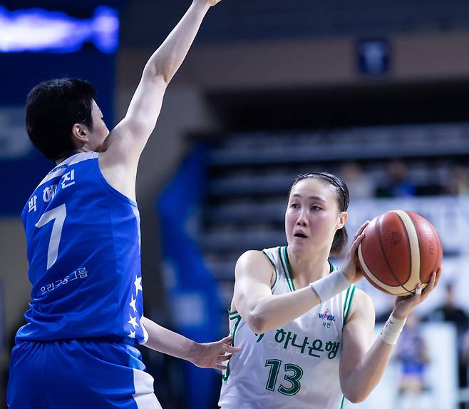하나원큐 김정은이 돌파를 하고 있다. 사진제공 | WKBL.