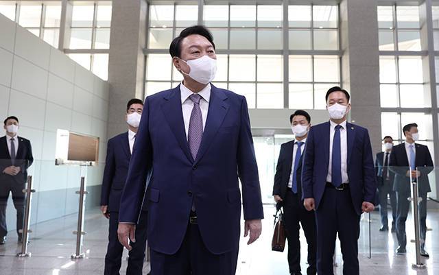 윤석열 정부는 출범 초기부터 대통령실 청사를 용산으로 이전할 정도로 국민과의 소통에 대한 강한 의지를 보여왔다. 그러나 집권 2년차인 현재 대통령실 개방성과 투명성에 대한 행보가 아쉽다는 평가가 나온다. 윤 대통령이 2022년 11일 오전 용산 대통령실 청사로 출근하고 있다. /대통령실 제공