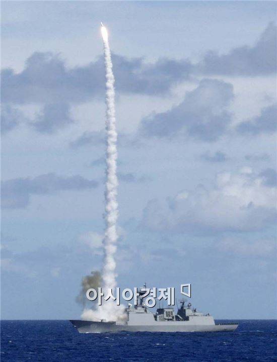 군은 북한 로켓의 1단 추진체나 잔해가 우리 영해로 떨어지면 사거리가 170㎞인 SM-2 미사일을 쏘아 맞히고, 영토 가까운 곳으로 향할 경우 지상에 배치한 사거리 30㎞의 패트리어트(PAC-2) 미사일로 때리는 요격 채비도 갖추고 있다.