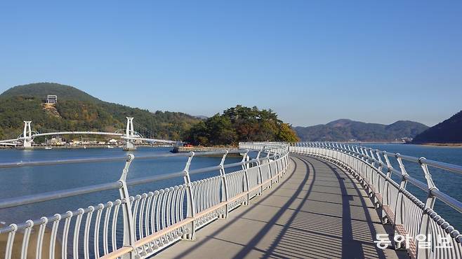 배알도를 잇는 두 개의 해상 교량은 유려한 곡선미로 관광객들을 맞이하고 있다.