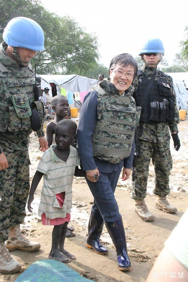 2014년 남수단 올림픽위원회 출범식 차 찾은 남수단에서 아이와 함께 걷고 있는 이에리사. 동아일보 DB