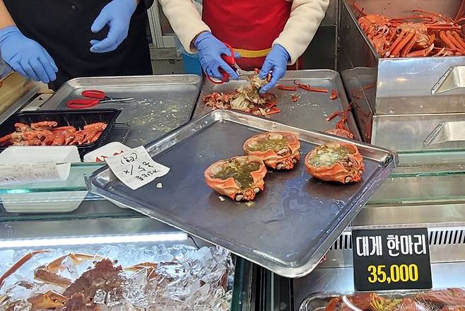 속초관광수산시장에서 겨울이 제철인 홍게를 손질해 팔고 있다. 사진=김기섭 기자