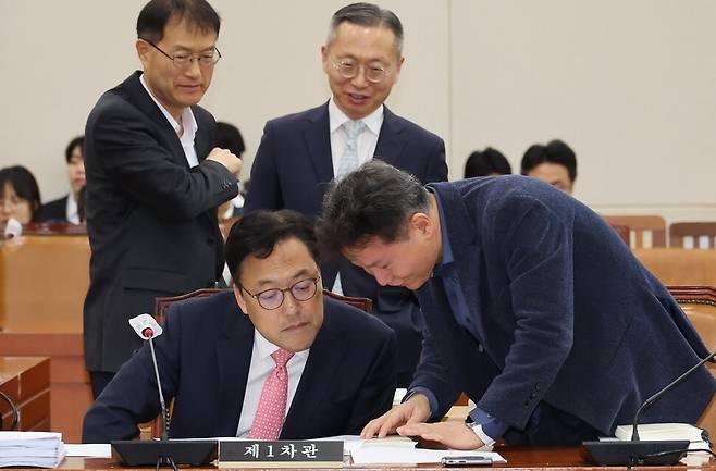 김병환 기획재정부 차관(왼쪽)이 지난 27일 국회 기획재정위원회 조세소위원회에서 기재부 직원과 대화하고 있다. 김봉규 선임기자 bong9@hani.co.kr