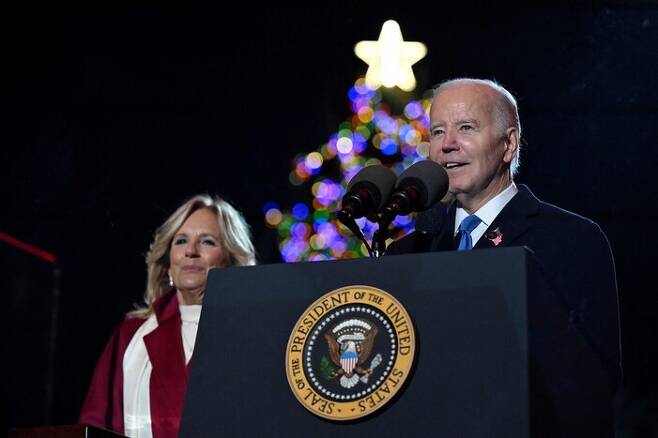 조 바이든 미국 대통령이 지난달 30일 백악관 앞에서 열린 내셔널 크리스마스트리 점등식에서 발언하고 있다. 워싱턴/AFP 연합뉴스