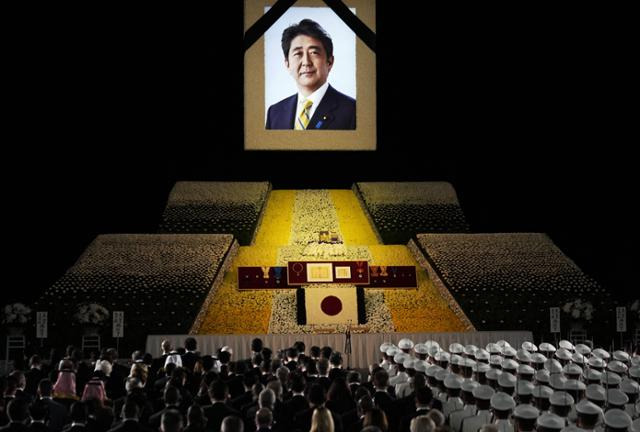 지난해 9월 27일 아베 신조 전 일본 총리의 국장이 치러지고 있다. 아베 전 총리를 비롯해 4명의 전직 총리를 배출한 일본 자민당 최대 계파 아베파 소속 의원 다수가 정치자금법 위반 혐의를 받고 있어 일본 정치권에 큰 파장이 일고 있다. 도쿄=AFP 연합뉴스